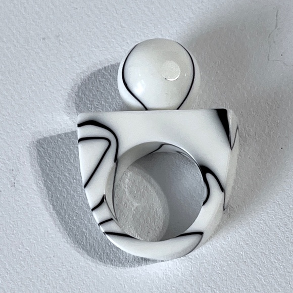 Vintage Lucite Ring Chunky Ball White Black Marble Swirl Statement Unisex - Picture 7 of 9